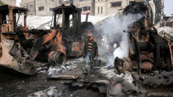الدفاع المدني بغزة: الاحتلال استهدف الجرافات التي دخلت القطاع مؤخراً