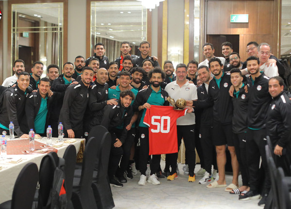 المنتخب المصري يحتفي بإنجاز صلاح التاريخي