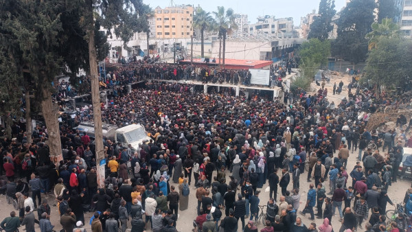 شاهد: تزاحم المواطنين أمام مقرات (أونروا) لاستلام المساعدات بغزة
