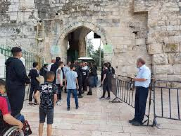 القدس: الاحتلال يعتدي على المصلين عند باب الأسباط ويعتقل امرأة وشاباً