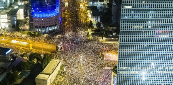 عشرات الآلاف في إسرائيل يتظاهرون ضد حكومة نتنياهو والإصلاحات القضائية
