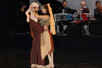لوحة موسيقية استعراضية تهدد وزير الإعلام البحريني