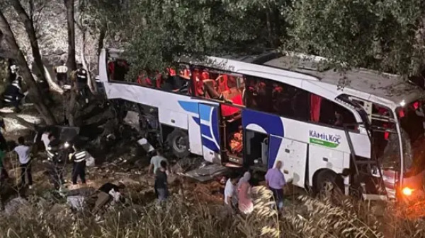 تركيا: مصرع 12 شخصاً وإصابة 19 آخرين بحادث سير في مدينة يوزغات