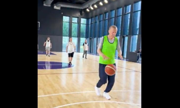 بالفيديو: أردوغان يلعب كرة السلة رفقة عدد من المسؤولين الأتراك