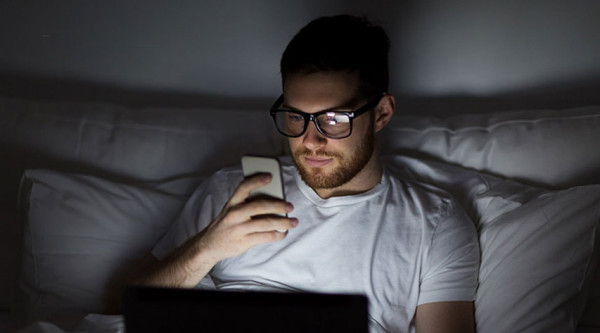 هل هناك علاقة بين قلة النوم وضعف البصر؟