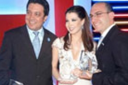جائزة سنوية باسم والدته والأبناء يرشحون أمهاتهم ... زاهي وهبي ينحني أمام ست الحبايب