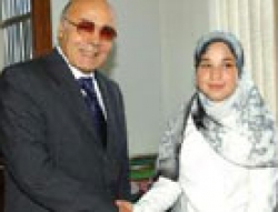 تلقت سيل من العروض السياسية - التربوية:الطفلة الفلسطينية المتفوقة إقبال تدخل كلية الطب وهي في الثانية عشرة