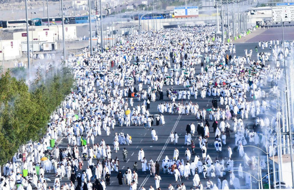 الحجاج يتوافدون إلى عرفات لأداء "الركن الأعظم"