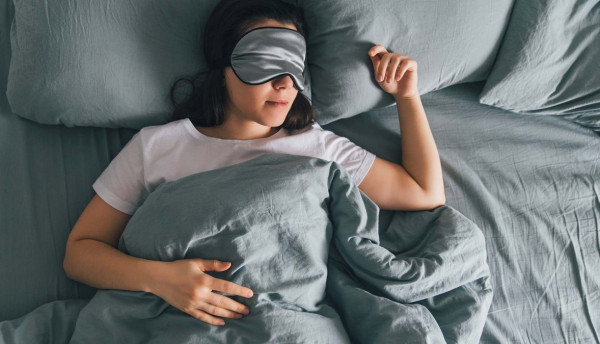 لماذا يحصل النساء على ساعة نوم إضافية أكثر من الرجال؟
