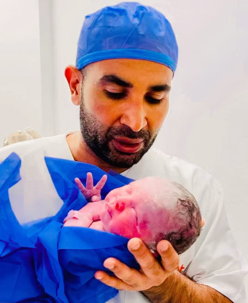 بالفيديو: أحمد سعد يرزق بمولودته الثانية ويؤذن لها