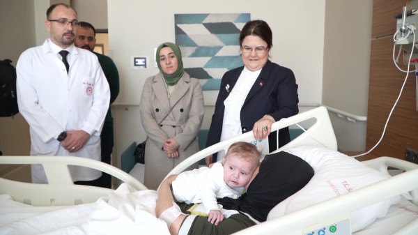 شاهد: لم شمل أم تركية بطفلتها بعد 45 يوماً على الزلزال