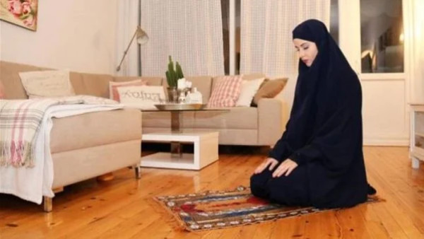 هل صلاة المرأة باطلة إذا رآها الرجل؟