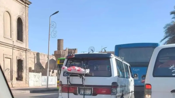 "طفل داخل كفن مضرّج بالدم على ظهر حافلة".. مشهد يثير الذعر بمصر