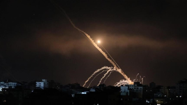 قناة إسرائيلية تزعم: فصائل فلسطينية تقف خلف إطلاق الصواريخ من سوريا
