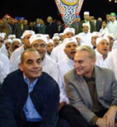 السفير الأمريكي في مصر يحضر احتفال الطرق الصوفية بالمولد الأحمدي ومولد السيد البدوي و يشارك في الغناء والإنشاد الديني 