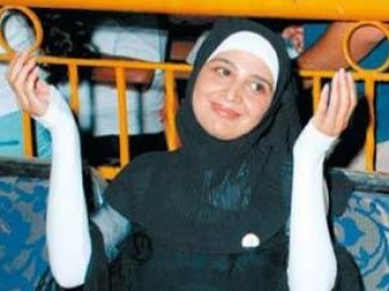 فيلم فاضح لنائب مصري يظهره مع راقصة وهو يقبلها وينثر فوقها النقوط