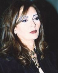 آثار الحكيم تنفي شائعة اعتزالها