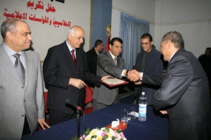 محافظ غزة يكرم عدد من الصحفيين والمؤسسات الاعلامية والمواقع الالكترونية