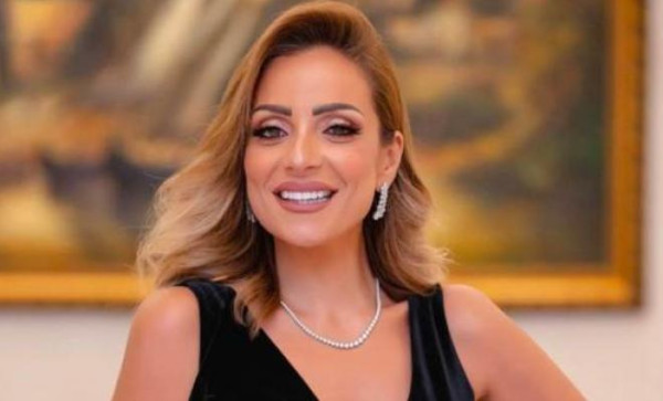 بالصور.. ريم البارودي تؤدي مناسك العمرة