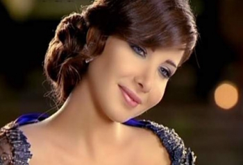 الفنانة نانسي عجرم على شاطئ السيب في مسقط