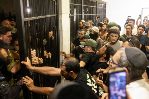 فيديو..متطرفون إسرائيليون يقتحمون قاعدة عسكرية رفضاً لتوقيف جنود اعتدوا جنسياً على أسير من غزة