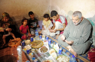 هنية يتناول طعام افطار رمضان في افقر بيوت غزة..شاهد الصور