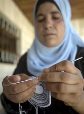 فلسطينيات يكسبن قوت يومهن بغزل القلنسوة اليهودية