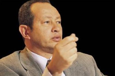 ساويرس: تربيت فى بيت مسلم ولو رأيت شيخاً "أوطى أبوس إيده"