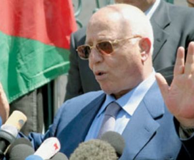 سلطات الاحتلال تمنع قريع من مغادرة فلسطين