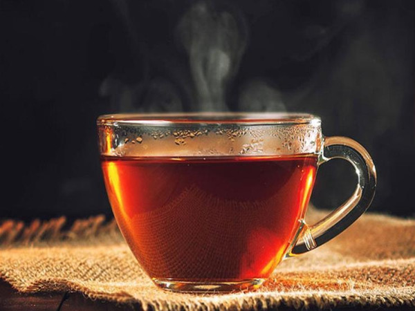 ما أضرار شرب الشاي على معدة خاوية في الصباح؟