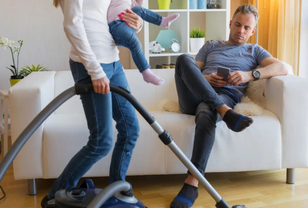 تعويض زوجة إسبانية بمبلغ مالي ضخم بعد ربع قرن من الأعمال المنزلية