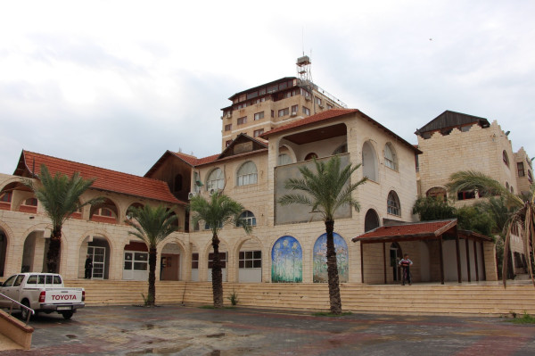 رغم الحرب والدمار.. كلية تنمية القدرات الجامعية التابعة للهلال الأحمر الفلسطيني تقود مسيرة العلم