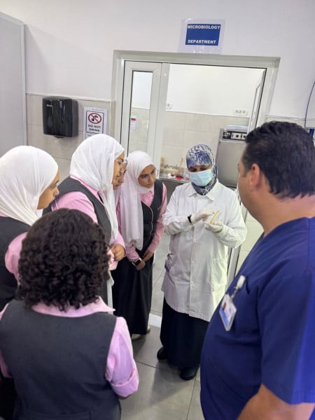 فلسطين – طلاب ثانوية الإستقاء يتعرفون على بيئة العمل الطبي خلال زيارة ميدانية لمستشفى الري