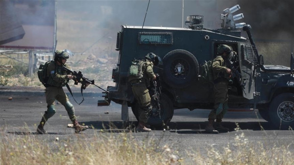 شاهد: الاحتلال يطلق النار على فلسطيني بزعم محاولته تنفيذ عملية طعن بالخليل