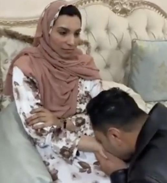 رجل مصري يثير حالة من الغضب بفيديو اعتذار لزوجته