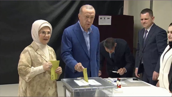 تركيا: تصريحات لأردوغان وأوغلو خلال الإدلاء بصوتيهما في جولة الإعادة