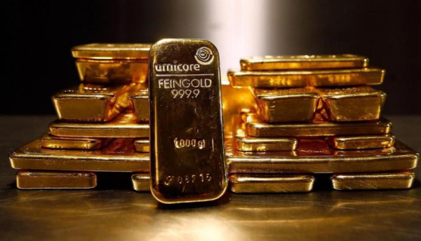 مع انخفاض الدولار.. الذهب يرتفع من أدنى مستوياته في شهر