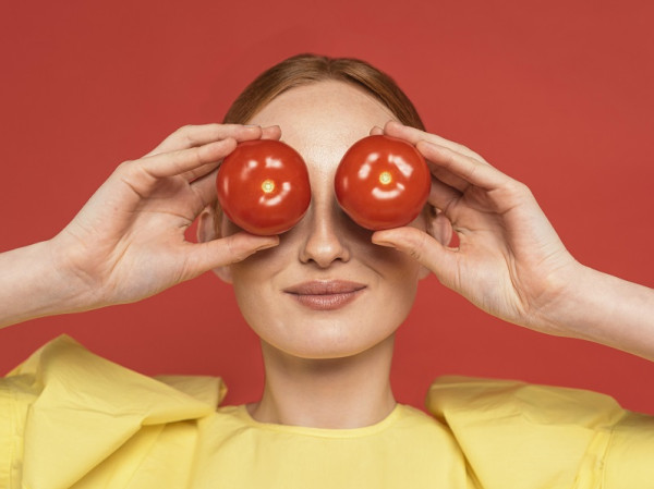 فوائد مُذهلة للطماطم عند تطبيقها على البشرة