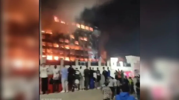 شاهد: سقوط شخص من أعلى مبنى أمن الإسماعيلية للنجاة من نار الحريق