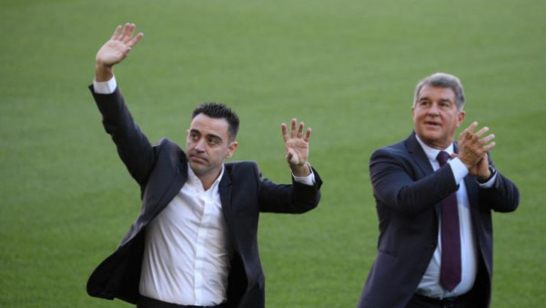برشلونة يُوقف مفاوضات تجديد عقد تشافي لهذا السبب