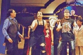 البحرين تشدّد رقابتها على العروض المسرحية بسبب عادل إمام