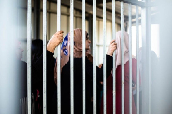 مركز فلسطين: 16 أسيرة مقدسية في سجون الاحتلال بينهن 6 جريحات