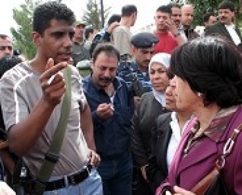 قائد شهداء الاقصى زكريا الزبيدي يعود الى المسرح الفني بعد ان ترك الكفاح المسلح