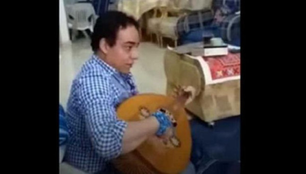 ملحن مصري شهير يعتذر بعد تلاوته للقراَن الكريم على العود