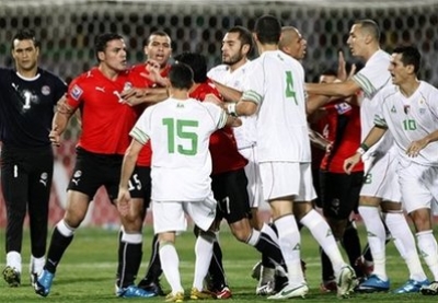 خبراء يطالبون مصر بتقديم شكوى للفيفا لإلغاء فوز الجزائر