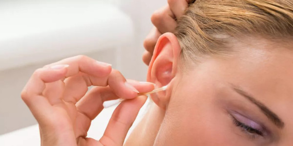أخطاء شائعة نرتكبها عند القيام بتنظيف الأذنين