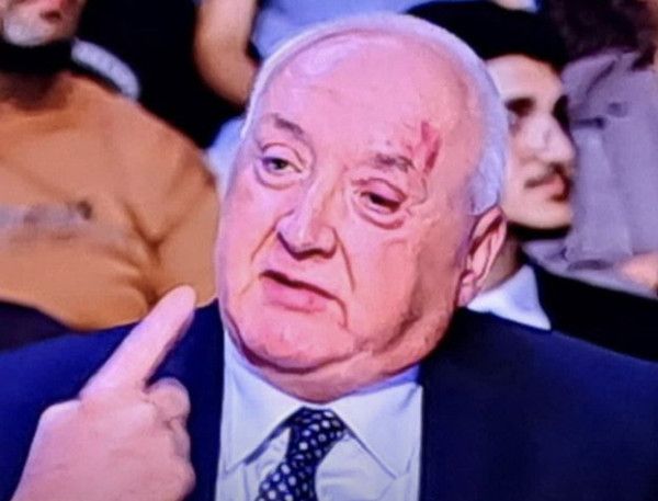 شاهد: تلاسن وعراك بالأيدي بين مذيع ووزير سابق في لبنان