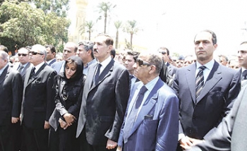 كبار رجال الدولة المصرية يشيِّعون أشرف مروان ملفوفاً بعَلَمِ مصر