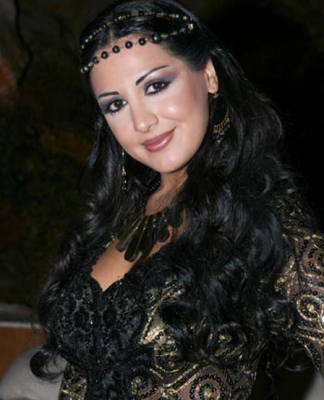 روزي :التحرش بالفنانات بسبب الملابس المغرية