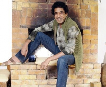 محمد منير يسقط على المسرح